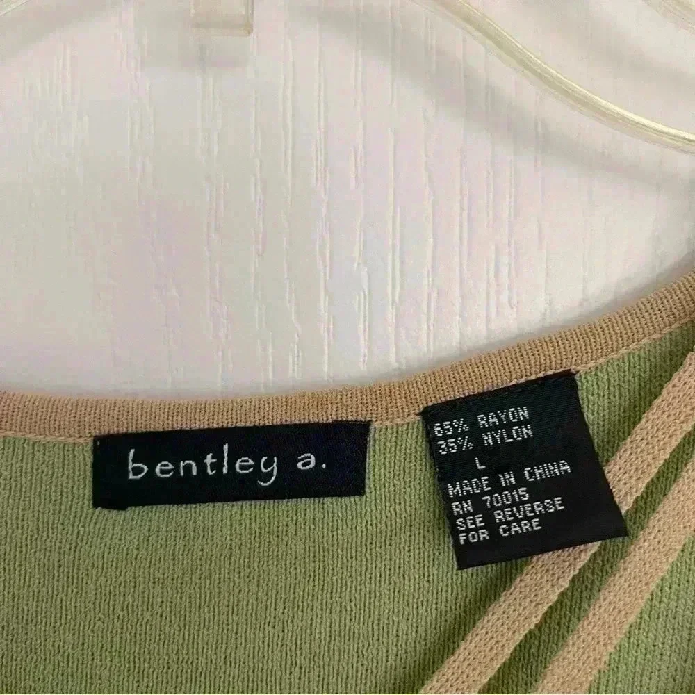 Tank top with tan design neckline - Picture 3 of 6